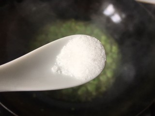 8、葱油蚕豆,小火慢焖5分钟，加入适量的盐