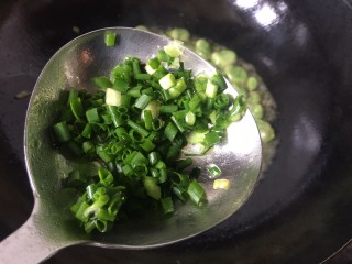 11、葱油蚕豆,加入剩下的一半葱花