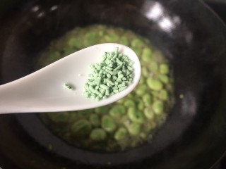9、葱油蚕豆,加入少许的鸡精
