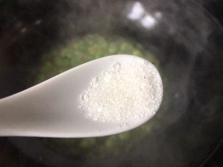 10、葱油蚕豆,加入少许的糖，这个不可少哦