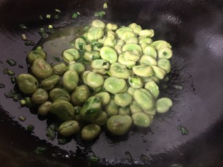 12、葱油蚕豆,翻炒均匀即可关火