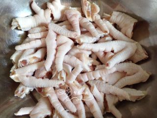 1、地方菜 泡椒凤爪,鸡爪清洗干净，剪去鸡爪指甲，改刀剁小，方便入味