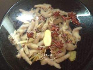 3、地方菜 泡椒凤爪,重新放一锅水，放入鸡爪、姜片、花椒、大料、盐煮至筷子能轻松穿透鸡爪即可