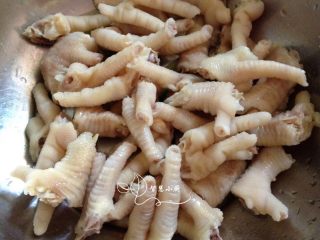 4、地方菜 泡椒凤爪,将鸡爪捞出，用凉水冲洗，然后彻底晾凉
