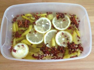 5、地方菜 泡椒凤爪,准备一个容器，放入适量花椒、大料、盐、泡野山椒和泡椒水、柠檬片、白醋，再加凉开水搅拌均匀