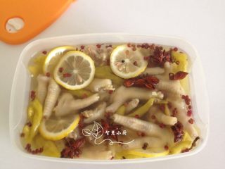 6、地方菜 泡椒凤爪,将鸡爪放入容器里，盖上盖子放入冰箱冷藏一天即可取出食用了