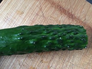 1、黄瓜木耳炒鸡蛋,黄瓜切半根