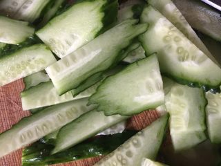 2、黄瓜木耳炒鸡蛋,黄瓜切块状