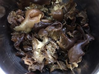 3、黄瓜木耳炒鸡蛋,木耳泡发好去蒂，用盐或者面粉清洗干净