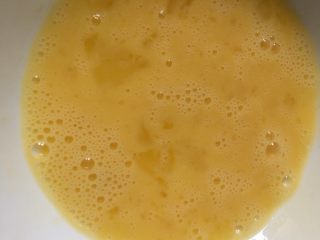 5、黄瓜木耳炒鸡蛋,鸡蛋液打散