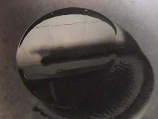 6、黄瓜木耳炒鸡蛋,锅里放入适量的油