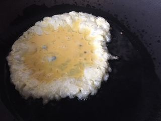 7、黄瓜木耳炒鸡蛋,倒入鸡蛋液