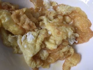 8、黄瓜木耳炒鸡蛋,鸡蛋炒好捞出