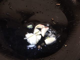 9、黄瓜木耳炒鸡蛋,锅里加少许的油，爆香大蒜头