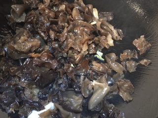 10、黄瓜木耳炒鸡蛋,加入木耳翻炒片刻