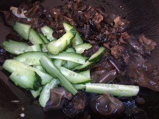 11、黄瓜木耳炒鸡蛋,加入黄瓜片