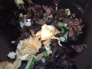 12、黄瓜木耳炒鸡蛋,加入鸡蛋翻炒片刻