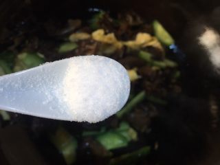 13、黄瓜木耳炒鸡蛋,加入适量的盐