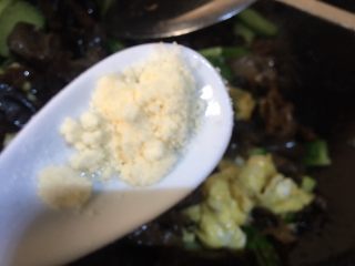 14、黄瓜木耳炒鸡蛋,加入适量的鸡精翻炒均匀即可关火