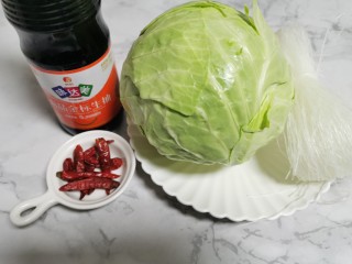 1、卷心菜炒粉丝,食材准备