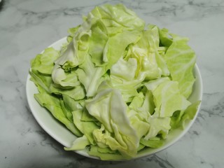 2、卷心菜炒粉丝,卷心菜洗净撕成片