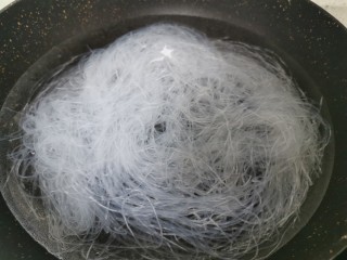 4、卷心菜炒粉丝,放入锅内焯水