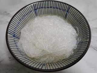 5、卷心菜炒粉丝,捞出沥干水分