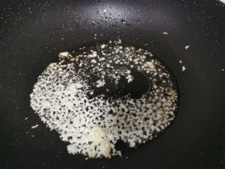 6、卷心菜炒粉丝,锅内热油蒜末爆香