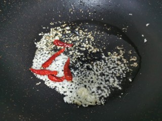 7、卷心菜炒粉丝,加入干辣椒炒香