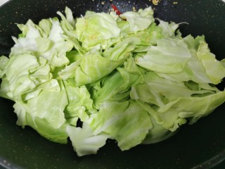 8、卷心菜炒粉丝,加入卷心菜