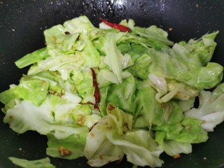 9、卷心菜炒粉丝,翻炒均匀