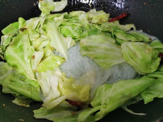 10、卷心菜炒粉丝,加入粉丝