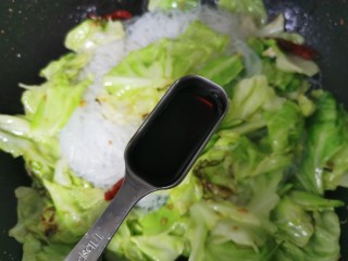 11、卷心菜炒粉丝,加一勺生抽