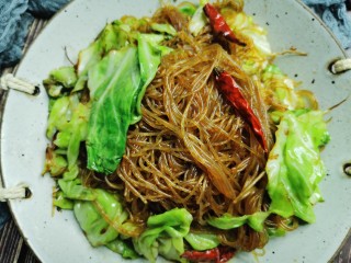 15、卷心菜炒粉丝,即可装盘啦