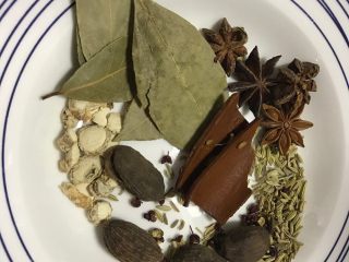 1、四川泡菜水的泡制,所有料用纱布包裹上