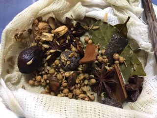 2、四川泡菜水的泡制,这个是之前泡的主要取香味（泡菜水泡出味道后可以选择扔掉）