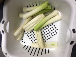 3、四川泡菜水的泡制,蒜苗头跟芹菜头都是洗干净后阴干（不要暴晒，放阴凉通风处就好）所有要泡的菜都是洗干净阴干