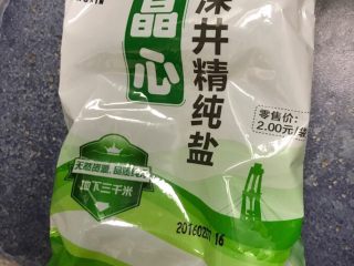 6、四川泡菜水的泡制,第一次泡菜水可以用凉白开也可以用直饮水都可以，发一袋盐（第一次多放一些）