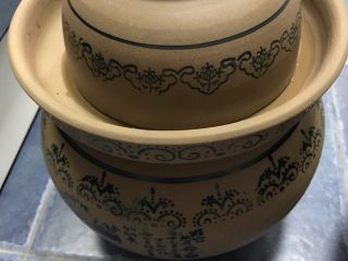 8、四川泡菜水的泡制,盖好泡菜坛子盖子