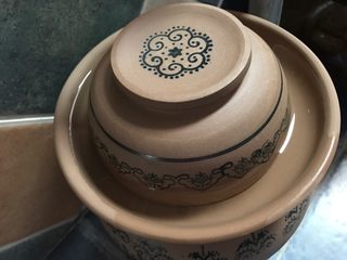 9、四川泡菜水的泡制,坛子周围用水封口，防止进风；泡菜水就做好了，等待几天后发酵发酵如何打开闻闻味道，香了就可以买一些萝卜啊或者豇豆啊、酸菜叶子这些来泡着