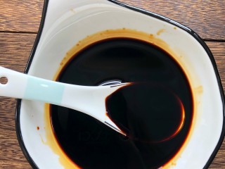 3、金针菇豆腐,调酱汁:半碗清水＋生抽一勺＋老抽一勺＋白糖半勺搅拌均匀备用。