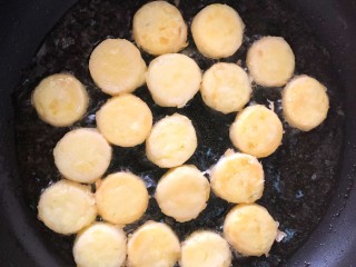 5、金针菇豆腐,起锅烧油煎至两面金黄捞出备用。