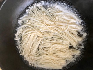 6、金针菇豆腐,起锅烧水，放入金针菇煮八分熟。