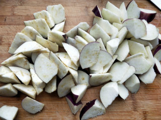 2、地三鲜--家常少油版,茄子洗净切滚刀块。刀斜着切,边切边转茄子,出来就是滚刀块啦。切的时候,滚动的角度大,切出的块就大,滚动的角度小,切出的块就小;刀和茄子的横截面所取的夹角大,切出的块就短;夹角小,切出的块就长。