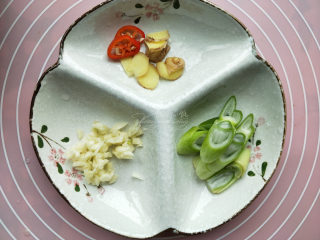 5、地三鲜--家常少油版,葱斜切,姜切片,蒜切末。辣椒可放可不放。