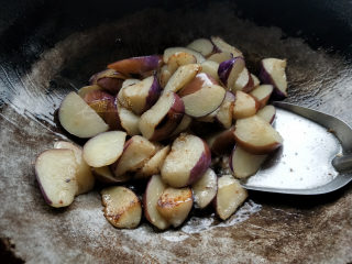 7、地三鲜--家常少油版,一开始茄子会把油全部吸收,炒一会油就会炒出来。炒出油后把茄子盛出来,油要留在锅里。