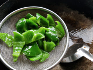 9、地三鲜--家常少油版,青椒倒入锅中稍微翻炒一下,盛出来。