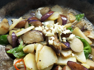 14、地三鲜--家常少油版,放入蒜末。再根据口味放适量的盐。翻炒至汤汁变稠。