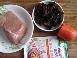 1、家常鱼香肉丝,原料备用。