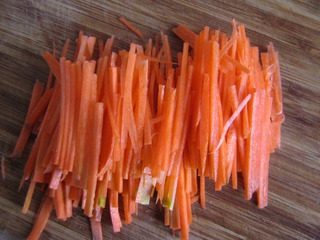 2、家常鱼香肉丝,胡萝卜切细丝。